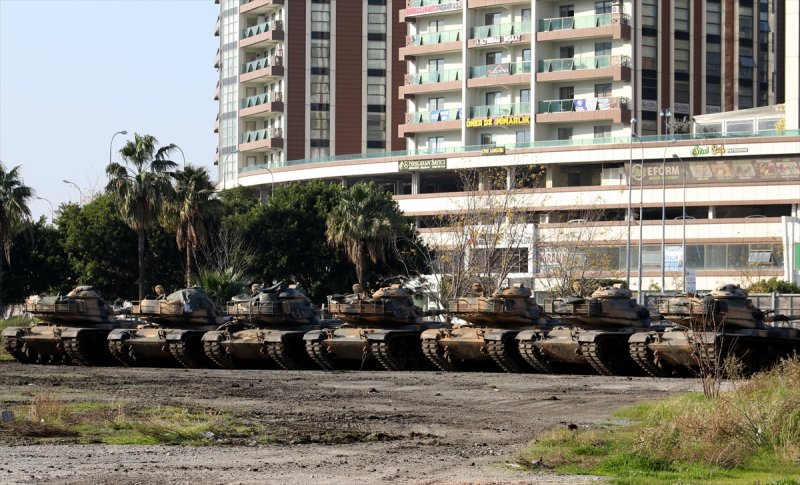 Suriye sınırına askeri sevkiyat sürüyor