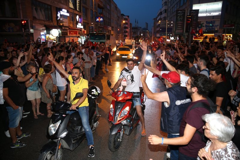 İstanbul'da Ekrem İmamoğlu kutlaması