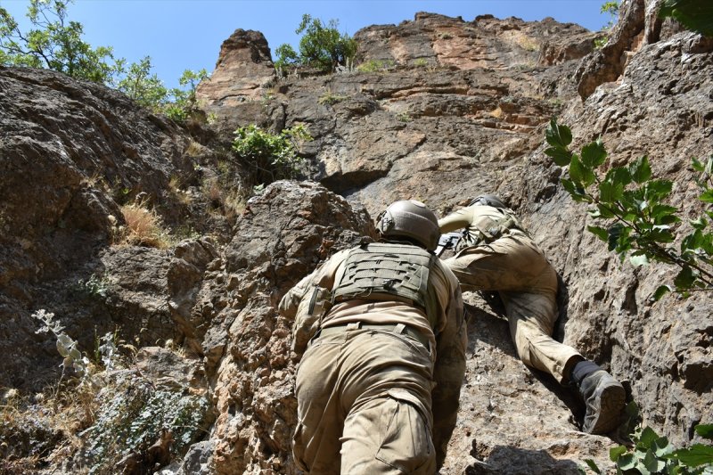 Mağarada teröristlere ait 5 ton yaşam malzemesi bulundu