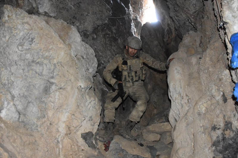Mağarada teröristlere ait 5 ton yaşam malzemesi bulundu