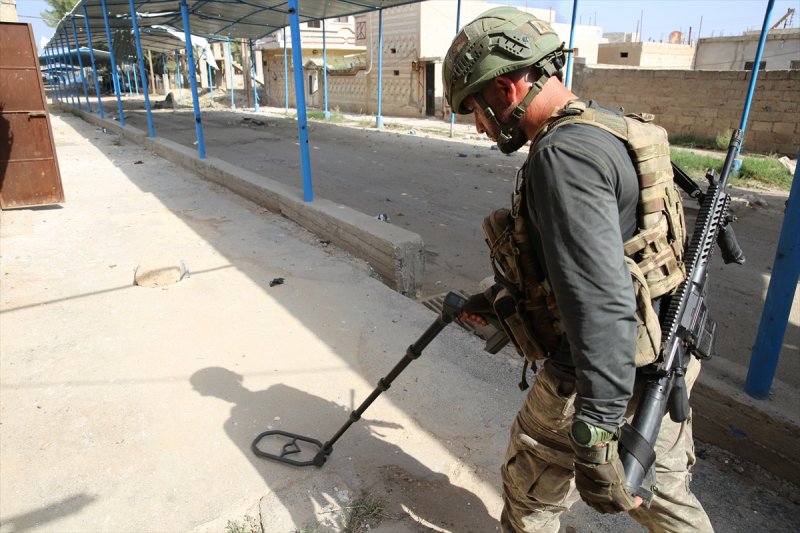 Mehmetçik adım adım terörü temizliyor