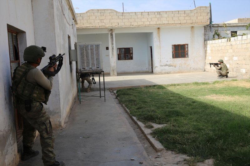 Mehmetçik adım adım terörü temizliyor