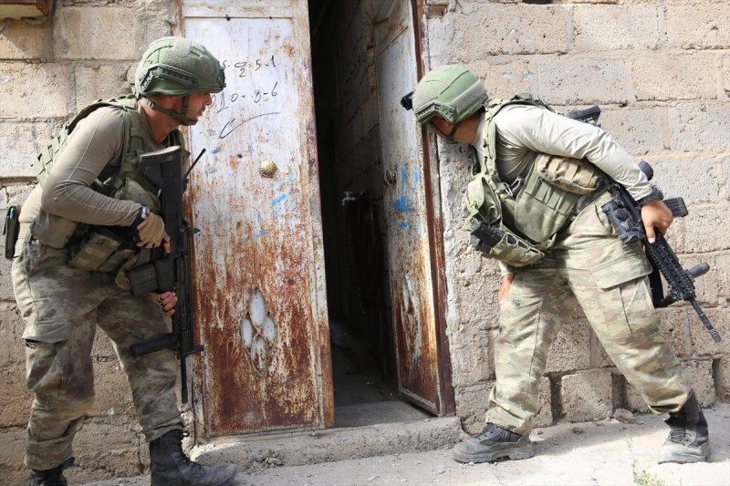 Mehmetçik adım adım terörü temizliyor