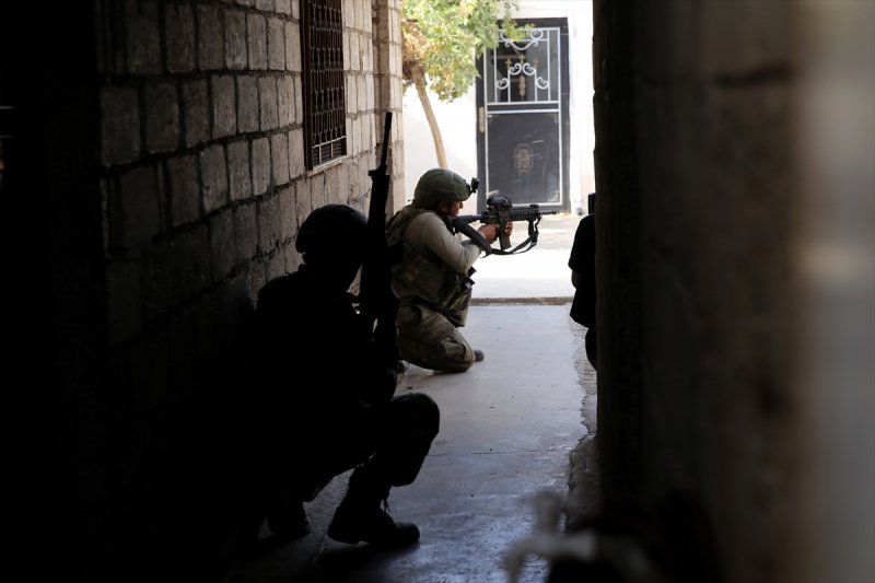 Mehmetçik adım adım terörü temizliyor