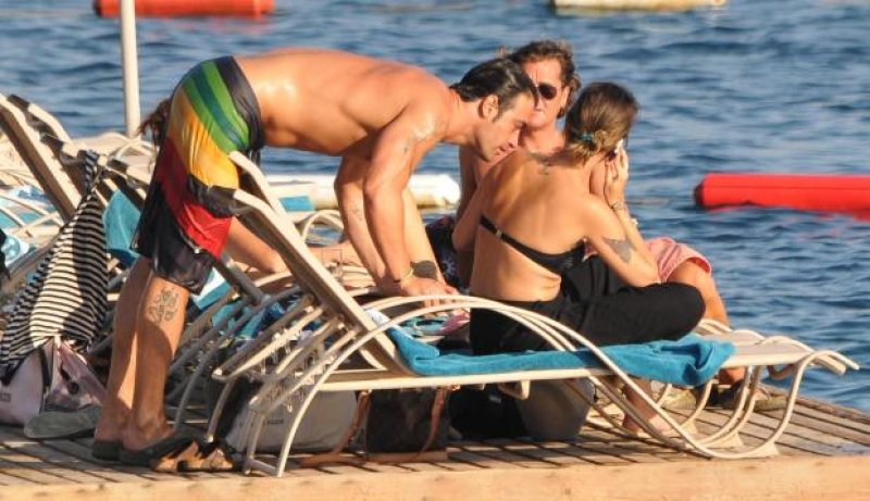 Ünlü çiftin romantik anları objektiflere takıldı 