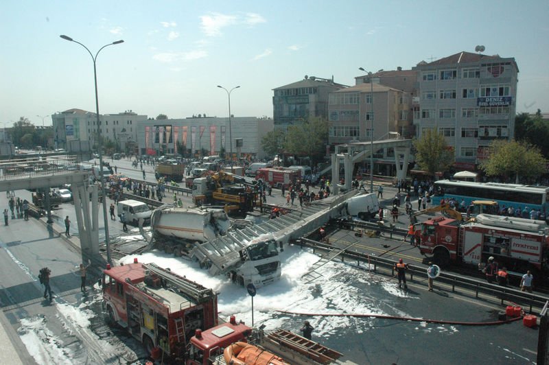 Avcılar'da E-5 üzerinde bir üst geçit çöktü