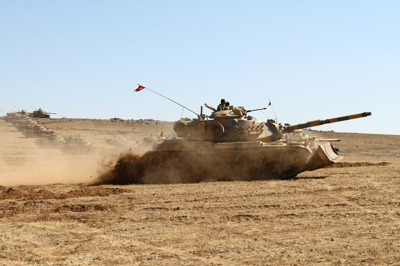 Kobani sınırına tank yığınağı