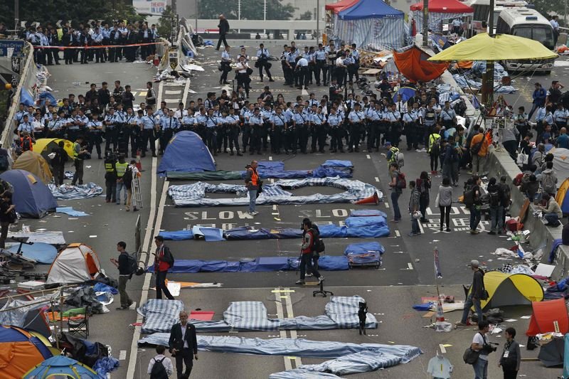 Hong Kong'da gösteri alanları boşaltıldı