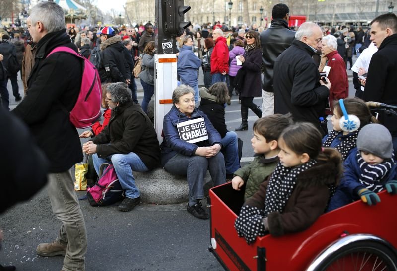 Paris'te binlerce kişi teröre karşı toplandı