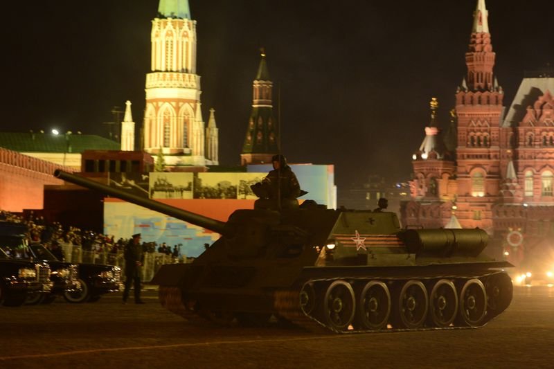 Rus tankları Kızıl Meydan'a indi