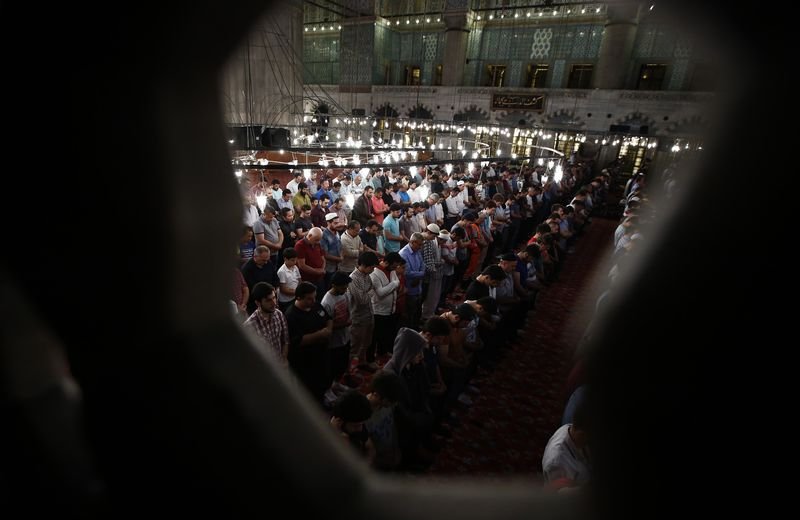 İlk teravih namazı kılındı