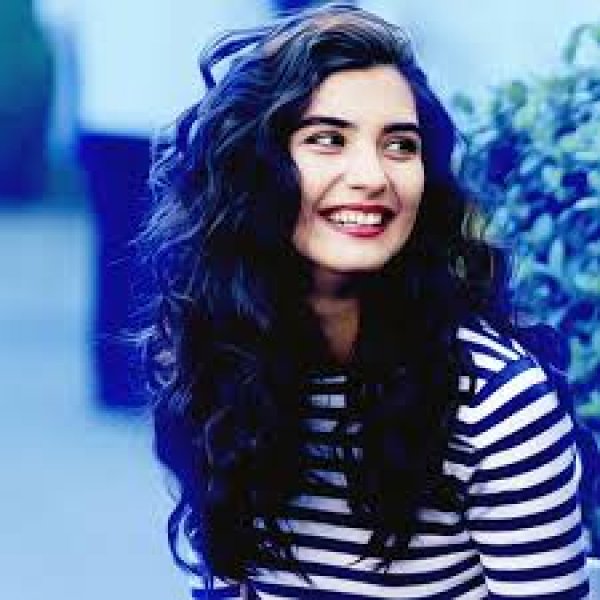 Tuba Büyüküstün çocuklarıyla okul yolunda