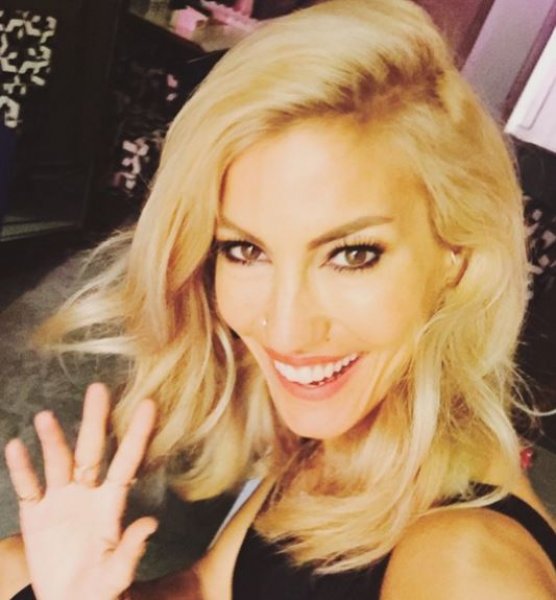 Çağla Şıkel çocuklarıyla Bebek turunda