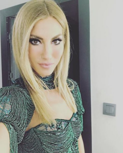 Çağla Şıkel genç mankenlere taş çıkarıyor 