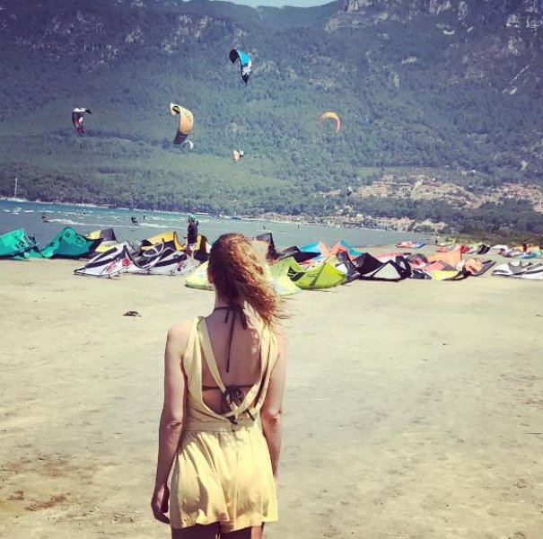 Gökçe Bahadır'ın kitesurf keyfi 