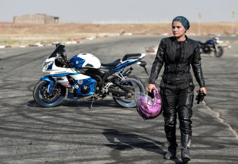 İranlı kadın motosikletçi yasakların kalkmasını istiyor