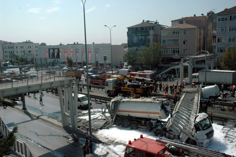 Avcılar'da E-5 üzerinde bir üst geçit çöktü