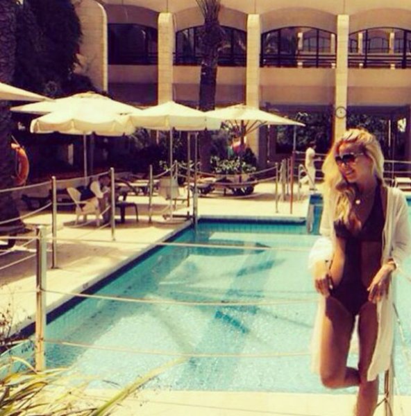 Ümit Erdim sevgilisiyle el ele