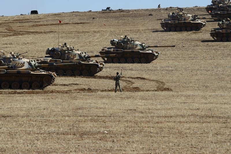 Kobani sınırına tank yığınağı
