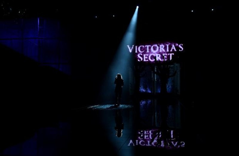 Victoria’s Secret melekleri nefesleri kesti