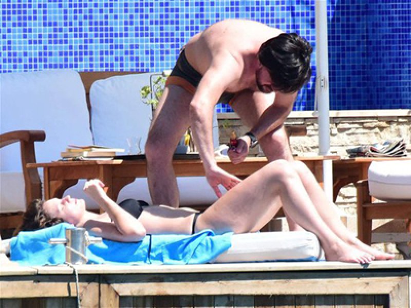 Farah Zeynep Abdullah güneşlenirken fena yakalandı