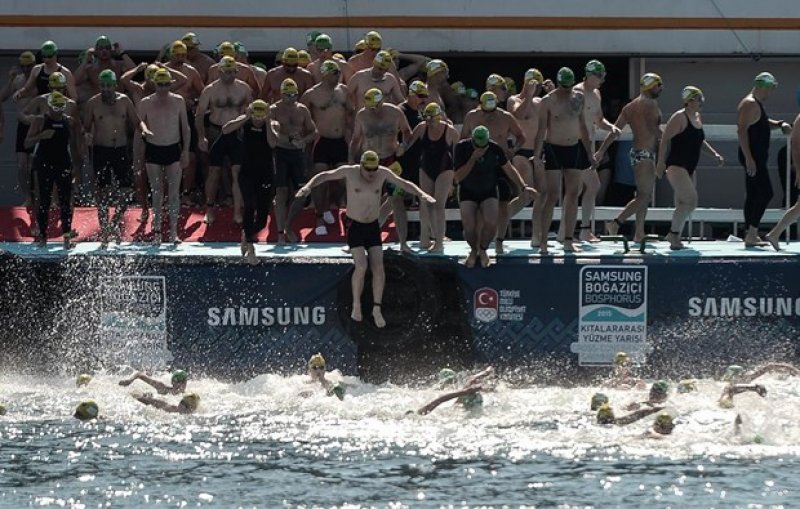 İstanbul Boğazı'nda yüzme şöleni