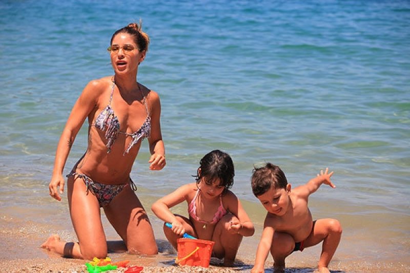 Fit anne Irmak Ünal çocuklarıyla tatilde 