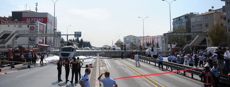 Avcılar'da E-5 üzerinde bir üst geçit çöktü