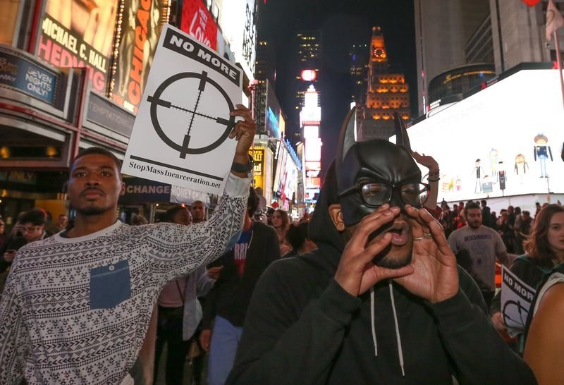 ABD'de siyahi genci öldüren polis yargılanmayacak
