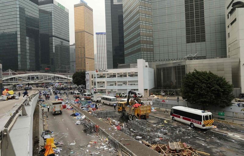 Hong Kong'da gösteri alanları boşaltıldı