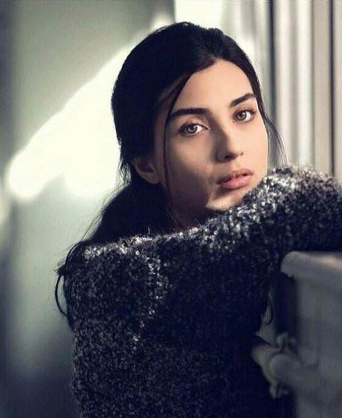 Güzel oyuncu Tuba Büyüküstün'ün takipçileri artıyor 