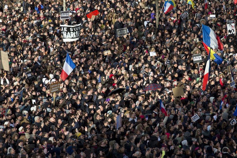 Paris'te binlerce kişi teröre karşı toplandı