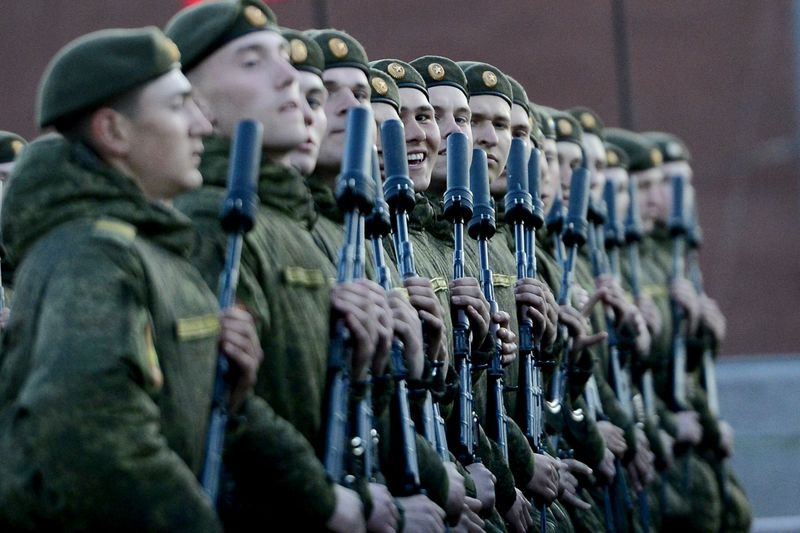 Rus tankları Kızıl Meydan'a indi