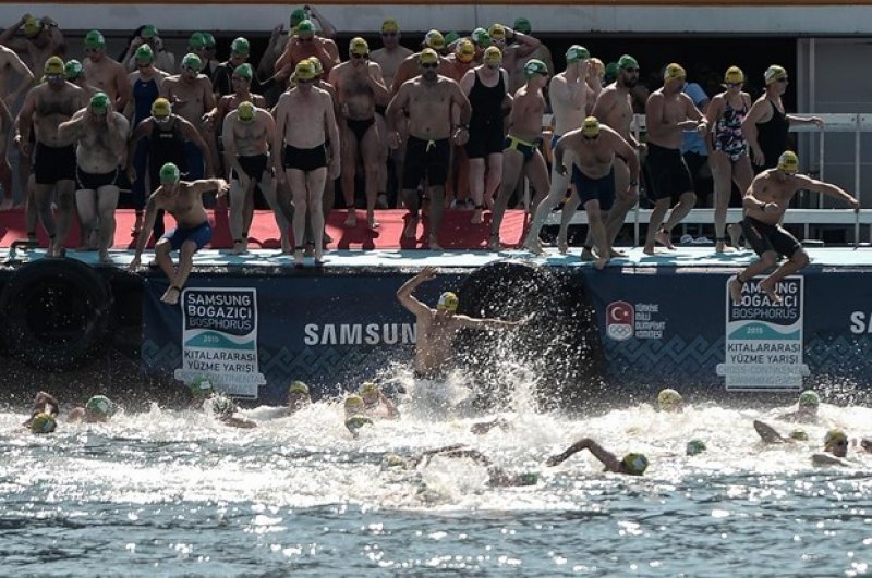 İstanbul Boğazı'nda yüzme şöleni