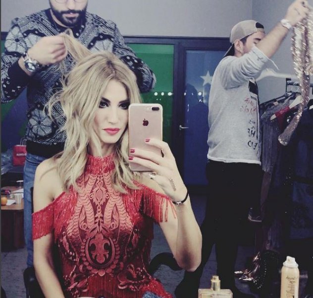 Çağla Şıkel genç mankenlere taş çıkarıyor 