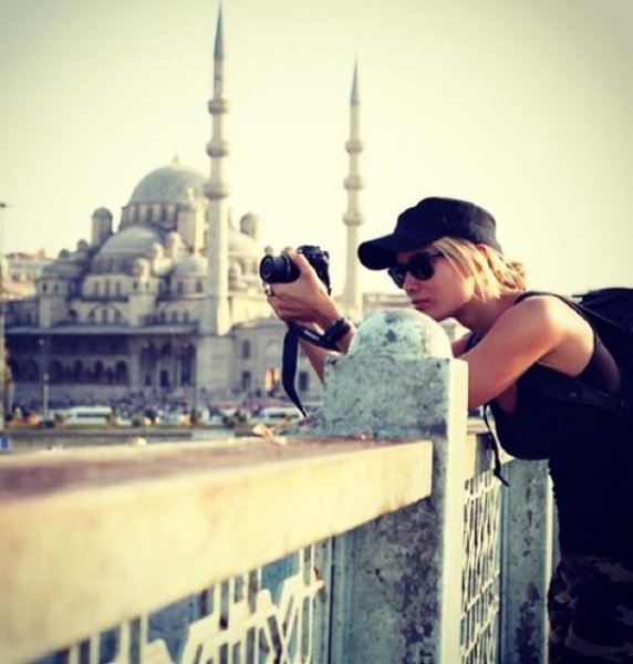 Gamze Özçelik kendini Afrikalı çocuklara adadı