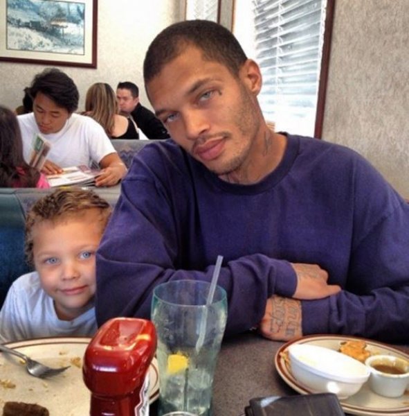 Dünyanın en yakışıklı mahkumu Jeremy Meeks sınır dışı edildi