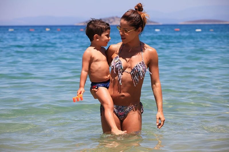 Fit anne Irmak Ünal çocuklarıyla tatilde 