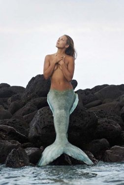 Hannah kendini deniz kızı sanıyor