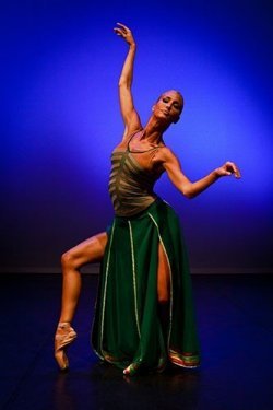 Çağla Şikel zamana meydan okuyan ünlülerden