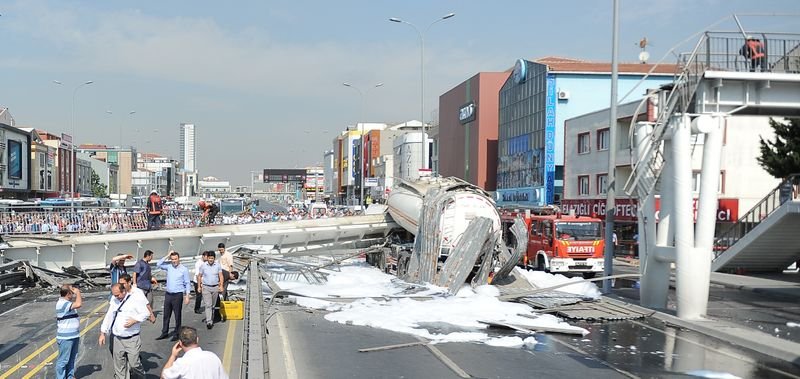 Avcılar'da E-5 üzerinde bir üst geçit çöktü