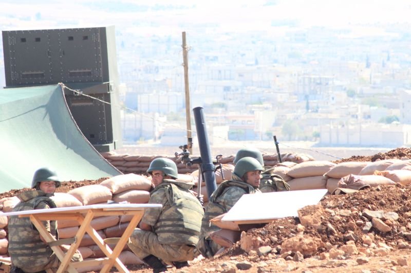 Kobani sınırına tank yığınağı