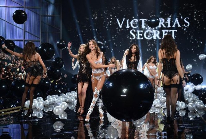 Victoria’s Secret melekleri nefesleri kesti