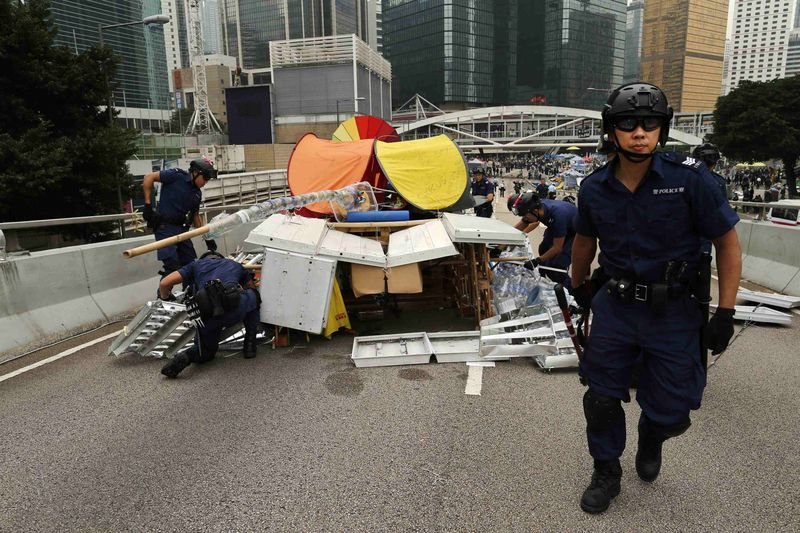 Hong Kong'da gösteri alanları boşaltıldı