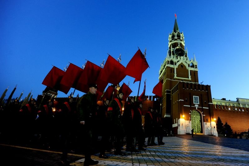 Rus tankları Kızıl Meydan'a indi