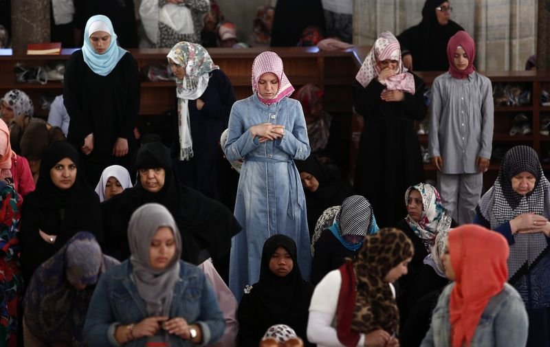 İlk teravih namazı kılındı