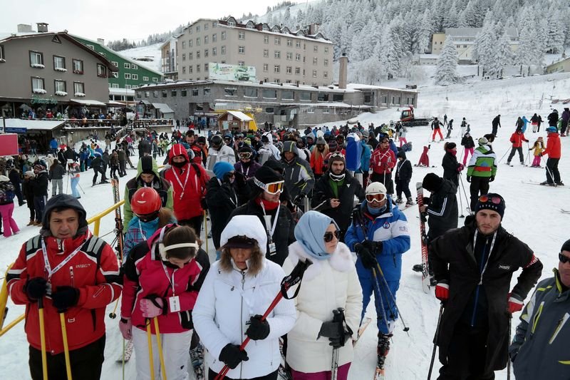 Uludağ'da pistler acemi kayakçılarla doldu