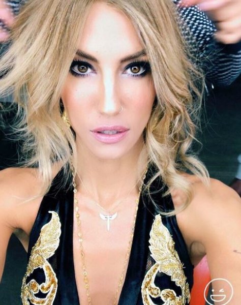 Çağla Şıkel genç mankenlere taş çıkarıyor 