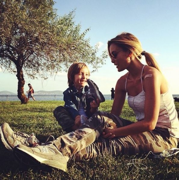 Gamze Özçelik kendini Afrikalı çocuklara adadı