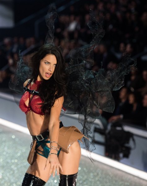 Ünlü model Adriana Lima'dan Türkiye'ye mesaj